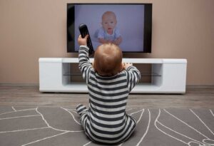 رابطه بین اوتیسم و تلویزیون