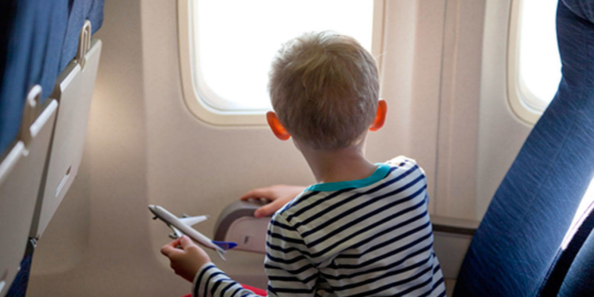سفر هوایی با کودکان اوتیسم; از سفر با کودک اتیسم لذت ببرید
