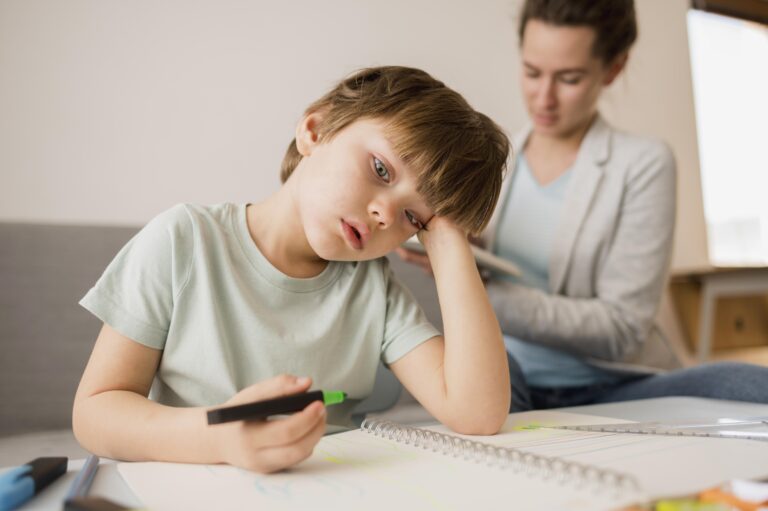 علائم اتیسم که باید بشناسید| دوست اتیسم